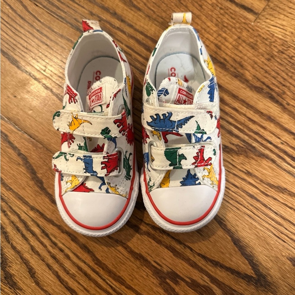Toddler boys converse